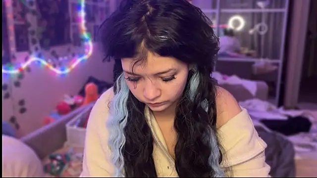 Snapshot of nikoli_naw chatting on 10.30.25 nikoli naw online show from 10.30.25