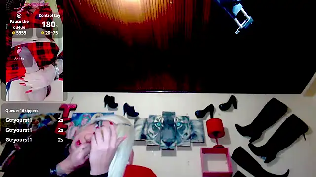 Snapshot of blondehot5v chatting on 10.02.25 blondehot5v online show from 10.02.25