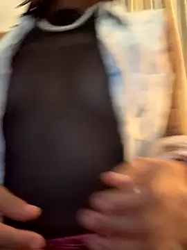 Snapshot of Nia_Desire chatting on 09.20.25 Nia Desire online show from 09.20.25