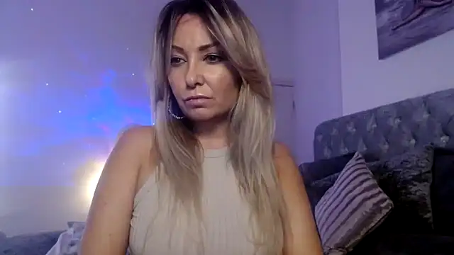 Snapshot of AngeleyesUK chatting on 09.09.25 AngeleyesUK online show from 09.09.25