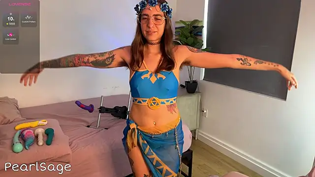 Snapshot of Pearl_Sage chatting on 10.28.25 Pearl Sage online show from 10.28.25