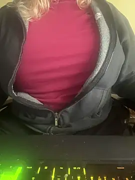 Snapshot of LunoviaXL chatting on 11.04.25 LunoviaXL online show from 11.04.25