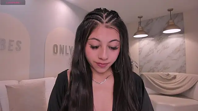 Snapshot of EsmeraldaGrace1 chatting on 10.02.25 EsmeraldaGrace1 online show from 10.02.25