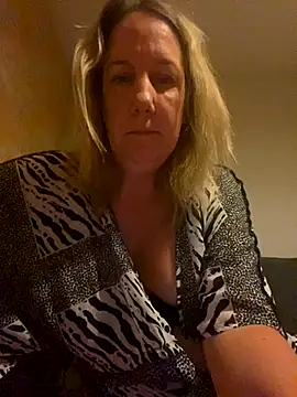 Snapshot of X-Victoria-X chatting on 09.12.25 X-Victoria-X online show from 09.12.25