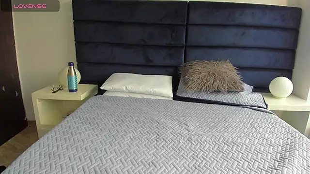 CHARLOTTE KNOX online show from 10.14.25