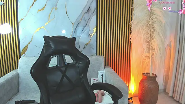 Snapshot of KrystalEvans chatting on 09.19.25 KrystalEvans online show from 09.19.25