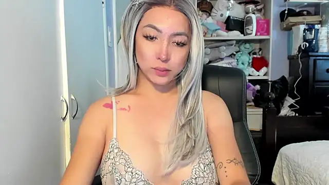 Snapshot of TeenageDreamTS chatting on 10.18.25 TeenageDreamTS online show from 10.18.25