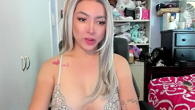 Snapshot of TeenageDreamTS chatting on 10.24.25 TeenageDreamTS online show from 10.24.25