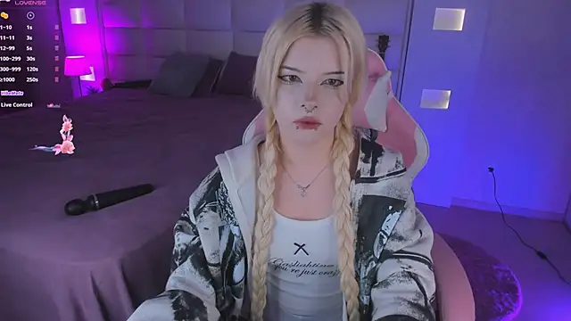 Snapshot of Cuddly_Kitten chatting on 09.24.25 Cuddly Kitten online show from 09.24.25