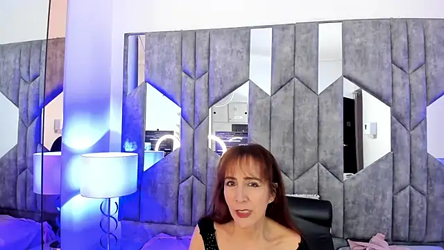 Snapshot of BestLadyMature chatting on 10.10.25 BestLadyMature online show from 10.10.25