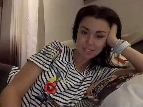 Snapshot of Gilin1 chatting on 10.13.25 Gilin1 online show from 10.13.25