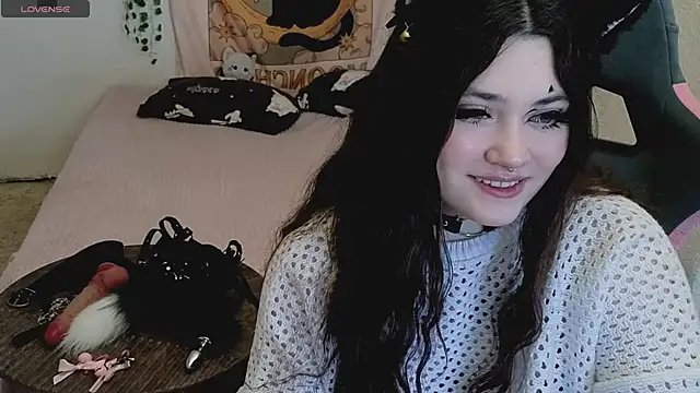 Snapshot of mirana_blade chatting on 10.19.25 mirana blade online show from 10.19.25