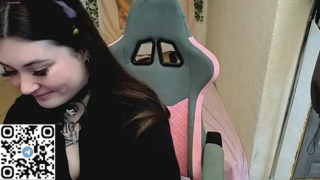 Snapshot of mirana_blade chatting on 10.28.25 mirana blade online show from 10.28.25