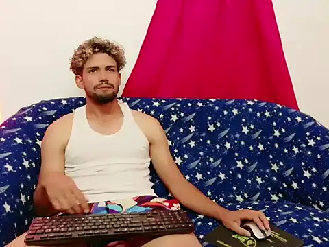 Snapshot of cristian-gp chatting on 10.31.25 cristian-gp online show from 10.31.25