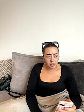 Snapshot of ItsCOCOx chatting on 10.27.25 ItsCOCOx online show from 10.27.25