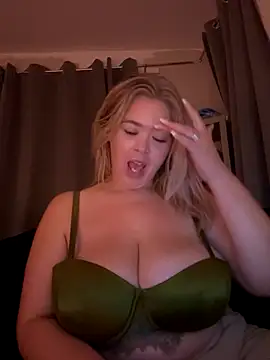 Snapshot of KaylaTrudi chatting on 09.21.25 KaylaTrudi online show from 09.21.25