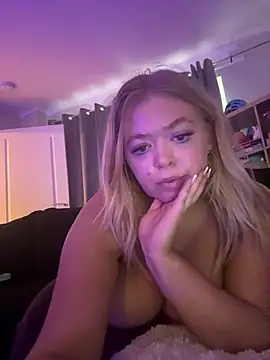 Snapshot of KaylaTrudi chatting on 10.19.25 KaylaTrudi online show from 10.19.25