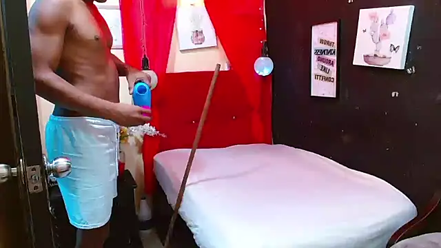 Snapshot of luccasbigcock chatting on 10.10.25 luccasbigcock online show from 10.10.25