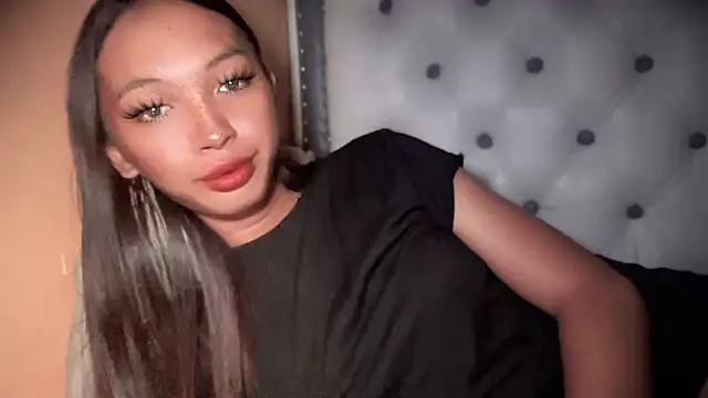 Snapshot of Simi_Ipit chatting on 10.17.25 Simi Ipit online show from 10.17.25