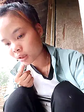 Snapshot of CloudyChu chatting on 10.25.25 CloudyChu online show from 10.25.25