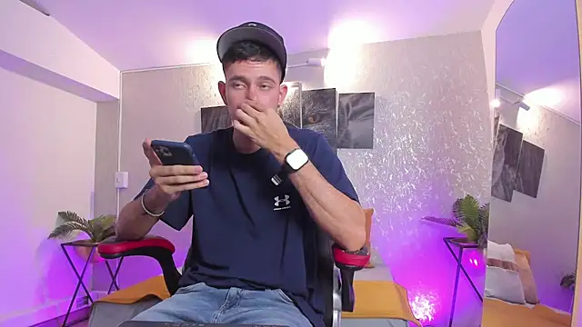 Snapshot of nils_saint chatting on 11.11.25 nils saint online show from 11.11.25