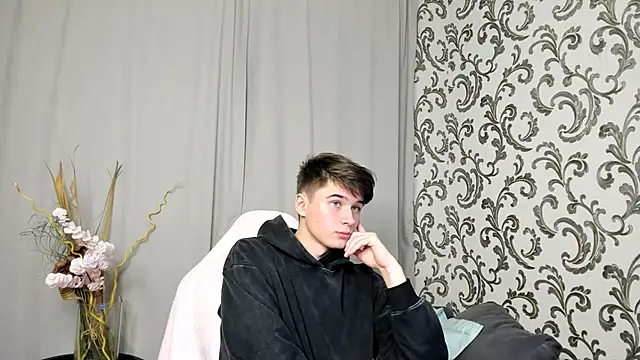 Snapshot of SherlockMax chatting on 09.18.25 SherlockMax online show from 09.18.25