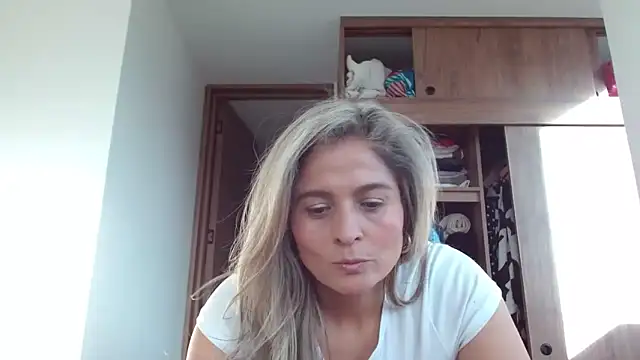 Snapshot of linda-mature43 chatting on 09.13.25 linda-mature43 online show from 09.13.25