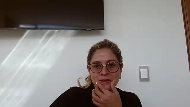 Snapshot of linda-mature43 chatting on 10.07.25 linda-mature43 online show from 10.07.25
