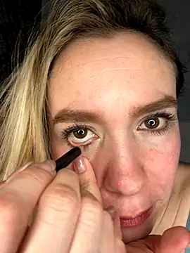 Snapshot of BritgetPsychol chatting on 11.04.25 BritgetPsychol online show from 11.04.25