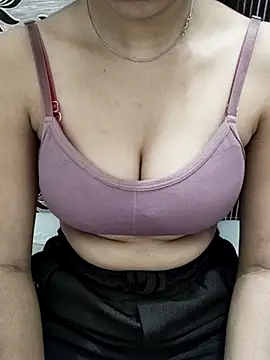 Snapshot of NAIRA5677 chatting on 10.10.25 NAIRA5677 online show from 10.10.25