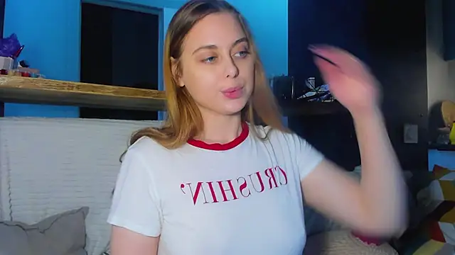 Snapshot of Alice_Wander chatting on 11.10.25 Alice Wander online show from 11.10.25