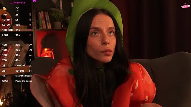 Snapshot of livia_starwars chatting on 10.30.25 livia starwars online show from 10.30.25