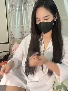 Snapshot of Dior_baby chatting on 10.02.25 Dior baby online show from 10.02.25