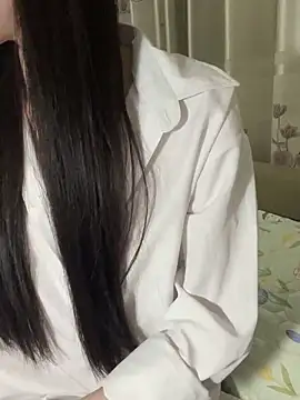 Snapshot of Dior_baby chatting on 10.17.25 Dior baby online show from 10.17.25