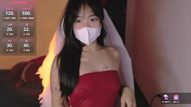 Snapshot of Phuong_Bee chatting on 10.14.25 Phuong Bee online show from 10.14.25