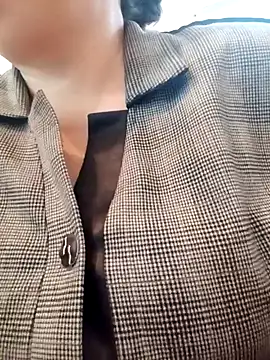 Snapshot of Uzhili chatting on 10.29.25 Uzhili online show from 10.29.25