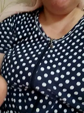 Snapshot of Uzhili chatting on 10.30.25 Uzhili online show from 10.30.25