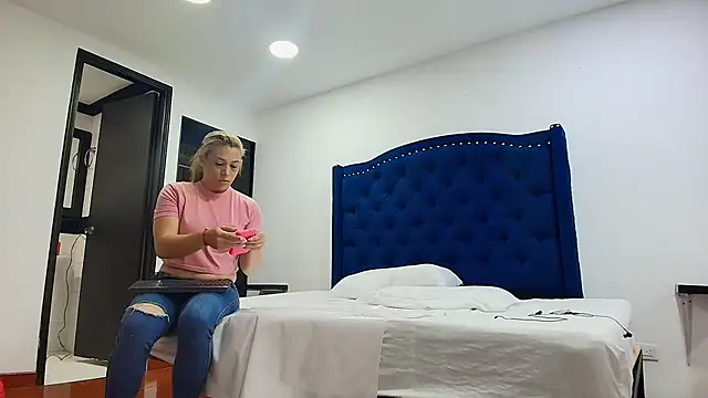Snapshot of zarah_andrew__ chatting on 09.19.25 zarah andrew online show from 09.19.25