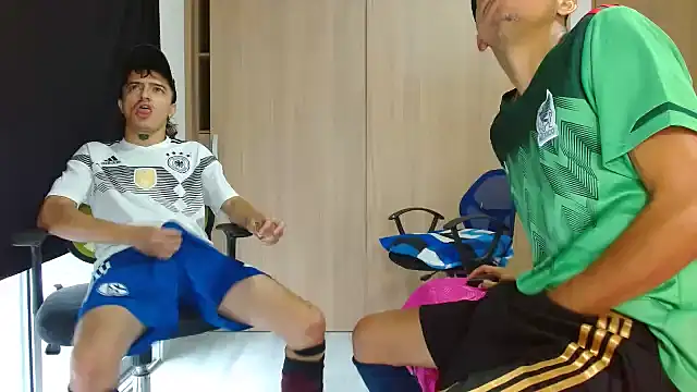 Snapshot of skinny23cm chatting on 02.05.25 skinny23cm online show from 02.05.25