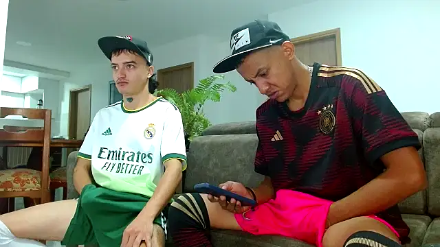 Snapshot of skinny23cm chatting on 02.14.25 skinny23cm online show from 02.14.25