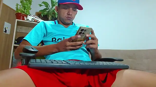 Snapshot of skinny23cm chatting on 10.22.25 skinny23cm online show from 10.22.25