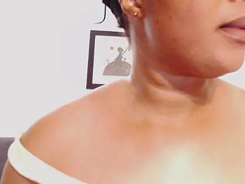 Snapshot of xMoreOfAmor chatting on 11.11.25 xMoreOfAmor online show from 11.11.25