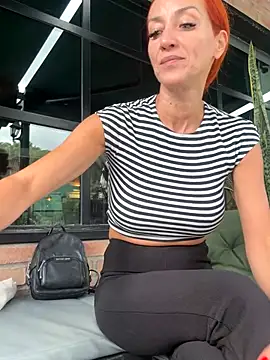 Snapshot of MikaelaBloom chatting on 10.12.25 MikaelaBloom online show from 10.12.25