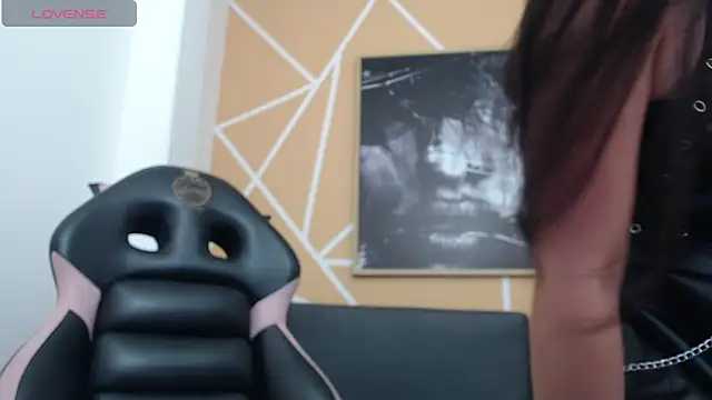 Snapshot of olivia_russo_ chatting on 10.19.25 olivia russo online show from 10.19.25