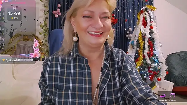 Snapshot of HypnotikCate chatting on 12.21.24 HypnotikCate online show from 12.21.24