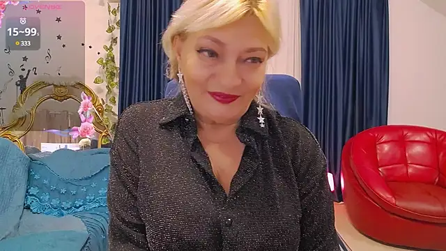 Snapshot of HypnotikCate chatting on 01.11.25 HypnotikCate online show from 01.11.25