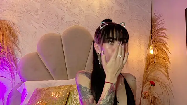 Snapshot of athziry_g chatting on 10.31.25 athziry g online show from 10.31.25