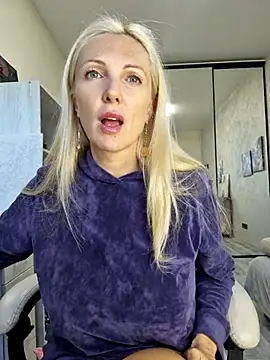 Snapshot of Monna chatting on 10.02.25 Monna online show from 10.02.25