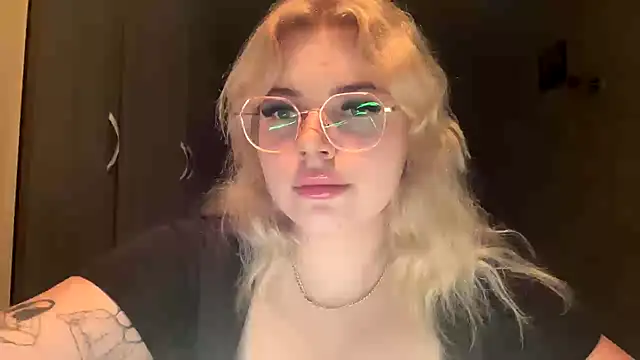 Snapshot of sunshinyflash chatting on 11.10.25 sunshinyflash online show from 11.10.25