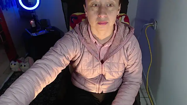 Snapshot of Milf_Valeria chatting on 09.30.25 Milf Valeria online show from 09.30.25